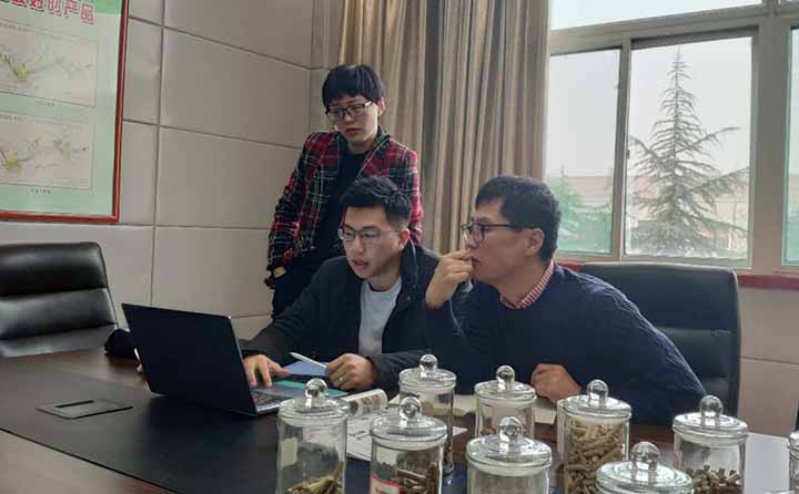 金格瑞外貿(mào)專員為客戶演示方案.jpg 金格瑞外貿(mào)專員為客戶演示方案.jpg