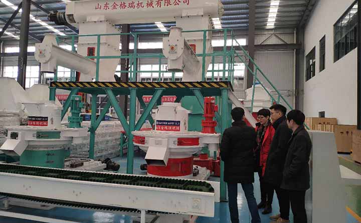 客戶在木屑顆粒機(jī)生產(chǎn)線前駐足.jpg 客戶在木屑顆粒機(jī)生產(chǎn)線前駐足.jpg