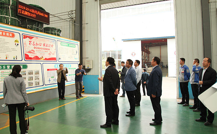 韓區長在金格瑞5S與積分制管理宣傳墻前駐足 韓區長在金格瑞5S與積分制管理宣傳墻前駐足