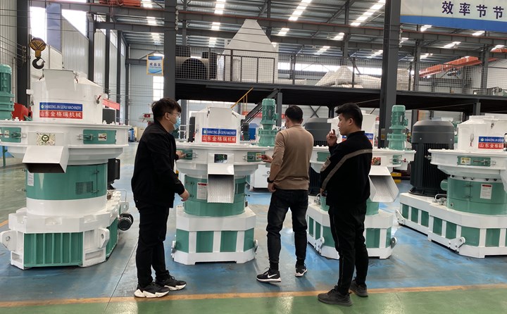 青島客戶考察秸稈顆粒機生產(chǎn)線.jpg 青島客戶考察秸稈顆粒機生產(chǎn)線.jpg