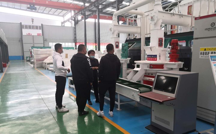 鄂爾多斯客戶考察木屑顆粒機(jī).jpg 鄂爾多斯客戶考察木屑顆粒機(jī).jpg