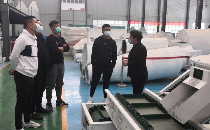 金格瑞銷售經(jīng)理為鄂爾多斯客戶解說木屑顆粒機(jī)知識.jpg 金格瑞銷售經(jīng)理為鄂爾多斯客戶解說木屑顆粒機(jī)知識.jpg