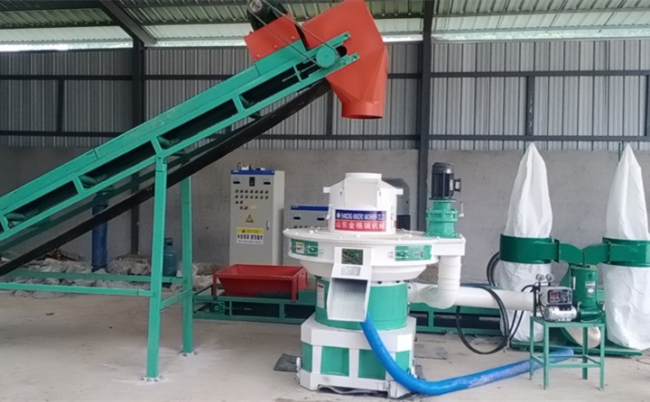 張家界玉米秸稈顆粒機調(diào)試成功.jpg 張家界玉米秸稈顆粒機調(diào)試成功.jpg