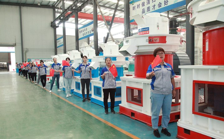 在顆粒機(jī)展廳歌唱祖國(guó).jpg 在顆粒機(jī)展廳歌唱祖國(guó).jpg