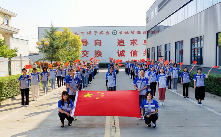 上百名員工歌唱祖國(guó).jpg 上百名員工歌唱祖國(guó).jpg