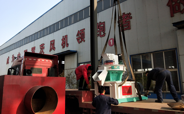 燃料顆粒機(jī)已裝車.jpg 燃料顆粒機(jī)已裝車.jpg