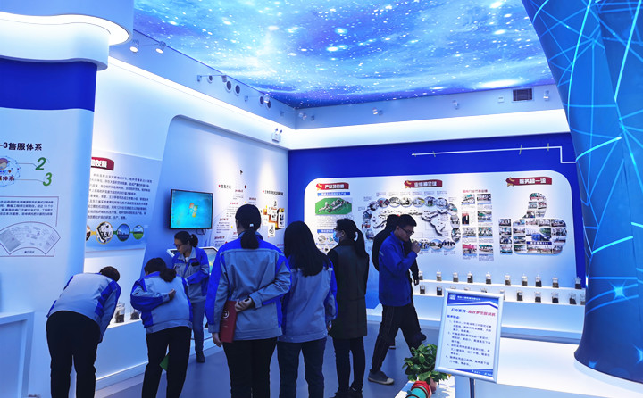 人事部經(jīng)理為新員工講解公司生物質(zhì)顆粒機(jī)產(chǎn)品.jpg 人事部經(jīng)理為新員工講解公司生物質(zhì)顆粒機(jī)產(chǎn)品.jpg