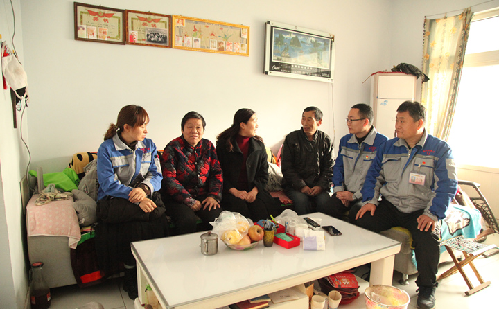 山東金格瑞慰問困難職工.JPG 山東金格瑞慰問困難職工.JPG