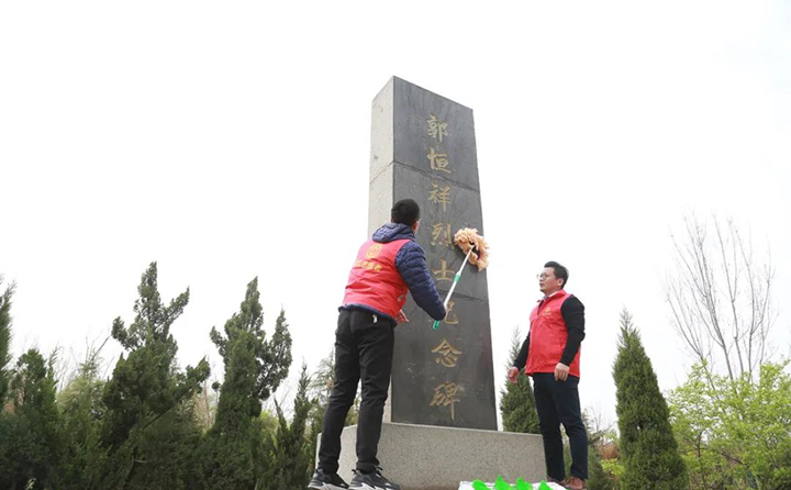 職工志愿者對(duì)紀(jì)念碑進(jìn)行清理、擦拭.jpg