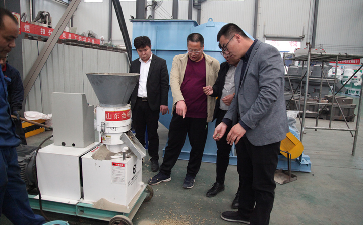 威海兩客戶前來山東金格瑞考察飼料顆粒機(jī),現(xiàn)場試機(jī).jpg 威海兩客戶前來山東金格瑞考察飼料顆粒機(jī),現(xiàn)場試機(jī).jpg