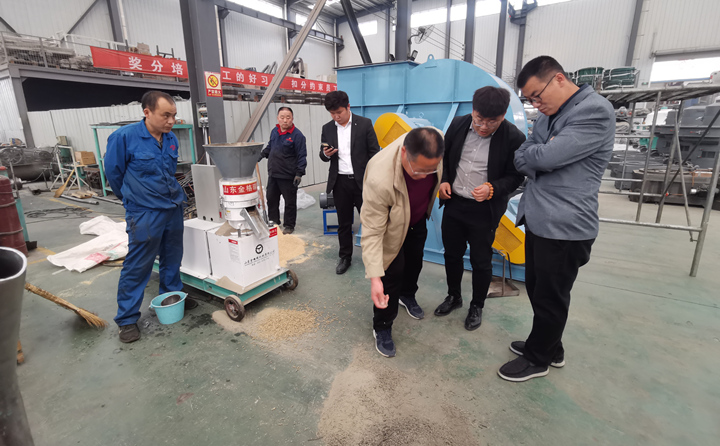 威海客戶查看飼料顆粒機(jī)顆粒質(zhì)量.jpg 威海客戶查看飼料顆粒機(jī)顆粒質(zhì)量.jpg