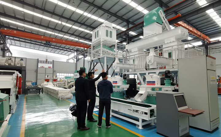 甘肅客戶考察木屑制粒機.jpg 甘肅客戶考察木屑制粒機.jpg