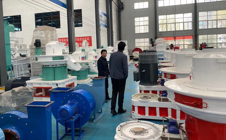 河南鄭州客戶考察木屑制粒機.jpg 河南鄭州客戶考察木屑制粒機.jpg