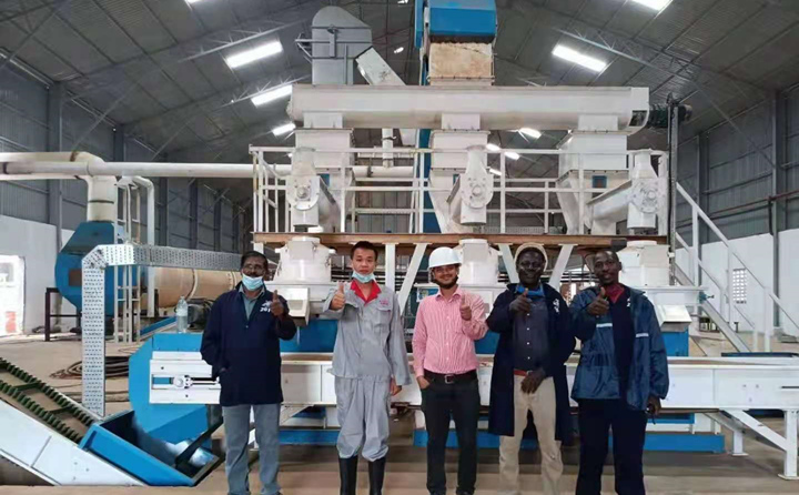 烏干達(dá)木屑制粒機(jī)調(diào)試成功.jpg 烏干達(dá)木屑制粒機(jī)調(diào)試成功.jpg