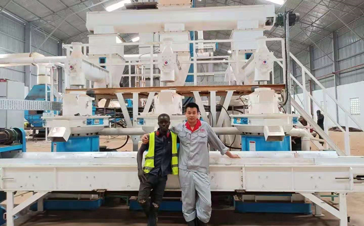 烏干達(dá)木屑制粒機(jī)調(diào)試現(xiàn)場.jpg 烏干達(dá)木屑制粒機(jī)調(diào)試現(xiàn)場.jpg