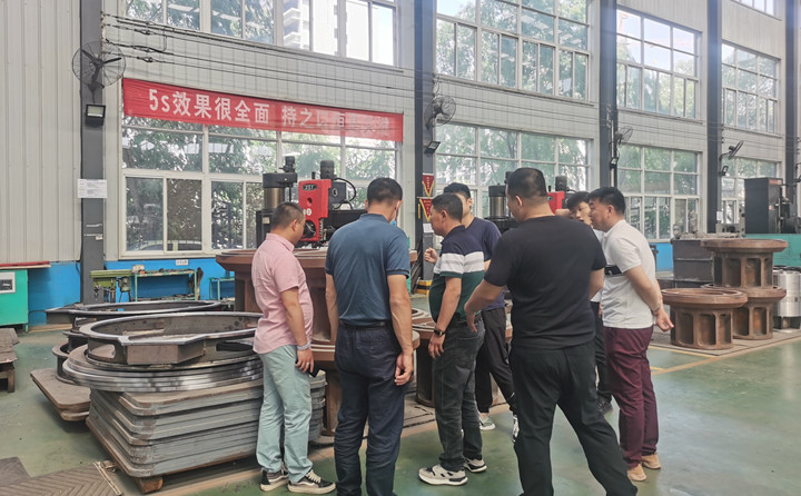 木屑顆粒機(jī)考察團(tuán).jpg 木屑顆粒機(jī)考察團(tuán).jpg