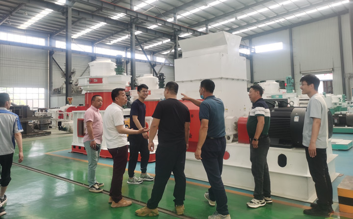 山東金格瑞就迎來了一批特殊的團(tuán)隊(duì)---大型木屑顆粒機(jī)考察團(tuán).jpg 山東金格瑞就迎來了一批特殊的團(tuán)隊(duì)---大型木屑顆粒機(jī)考察團(tuán).jpg