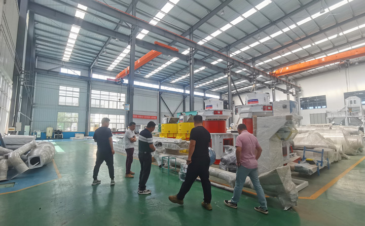 山東金格瑞就迎來了一批特殊的團(tuán)隊(duì)---大型木屑顆粒機(jī)考察團(tuán).jpg 山東金格瑞就迎來了一批特殊的團(tuán)隊(duì)---大型木屑顆粒機(jī)考察團(tuán).jpg