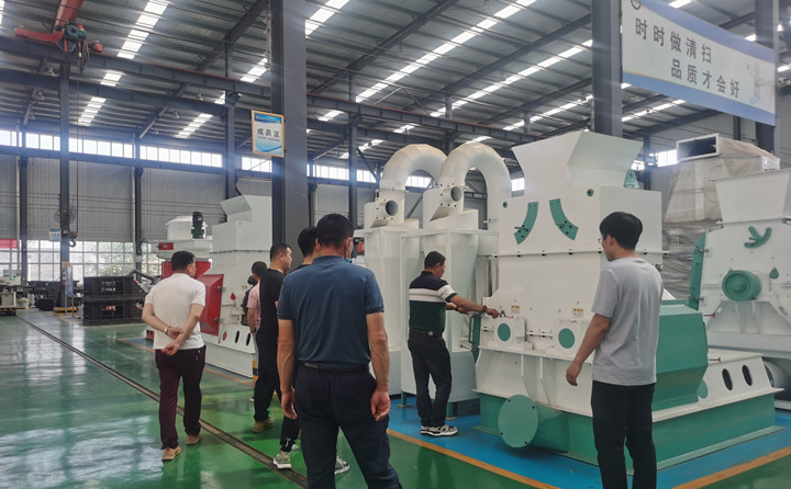 山東金格瑞就迎來了一批特殊的團(tuán)隊(duì)---大型木屑顆粒機(jī)考察團(tuán).jpg 山東金格瑞就迎來了一批特殊的團(tuán)隊(duì)---大型木屑顆粒機(jī)考察團(tuán).jpg