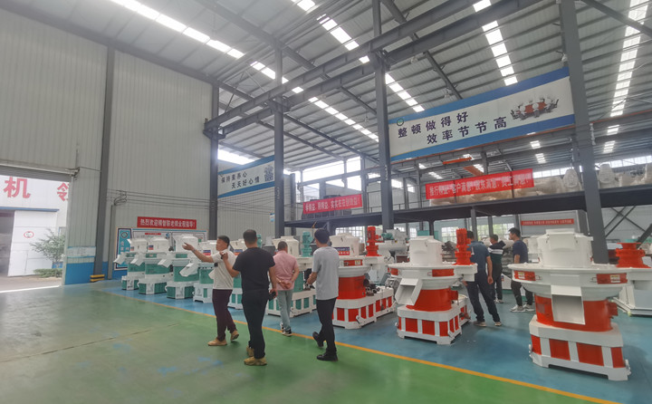 山東金格瑞就迎來了一批特殊的團(tuán)隊(duì)---大型木屑顆粒機(jī)考察團(tuán).jpg 山東金格瑞就迎來了一批特殊的團(tuán)隊(duì)---大型木屑顆粒機(jī)考察團(tuán).jpg