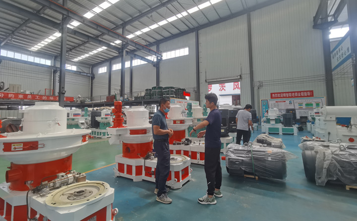 山東金格瑞就迎來了一批特殊的團(tuán)隊(duì)---大型木屑顆粒機(jī)考察團(tuán).jpg 山東金格瑞就迎來了一批特殊的團(tuán)隊(duì)---大型木屑顆粒機(jī)考察團(tuán).jpg