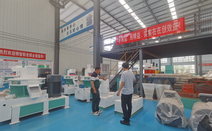 山東金格瑞就迎來了一批特殊的團(tuán)隊(duì)---大型木屑顆粒機(jī)考察團(tuán).jpg 山東金格瑞就迎來了一批特殊的團(tuán)隊(duì)---大型木屑顆粒機(jī)考察團(tuán).jpg