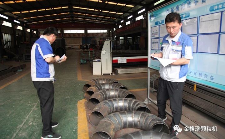 特邀兄弟公司章丘豐源生產(chǎn)部部長(zhǎng)韓輝與山東布洛爾生產(chǎn)部部長(zhǎng)景維江作為主裁判 特邀兄弟公司章丘豐源生產(chǎn)部部長(zhǎng)韓輝與山東布洛爾生產(chǎn)部部長(zhǎng)景維江作為主裁判