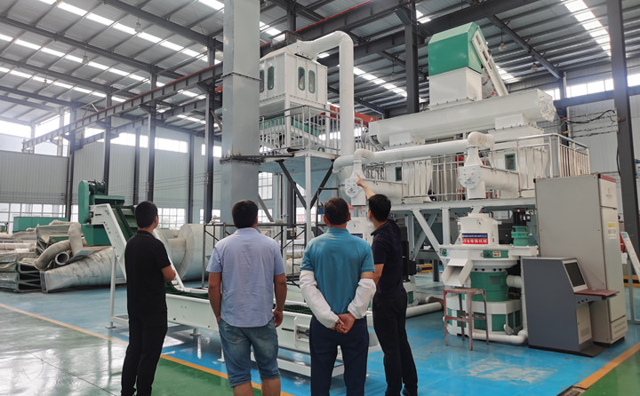 江蘇客戶端午考察木屑制粒機.jpg 江蘇客戶端午考察木屑制粒機.jpg