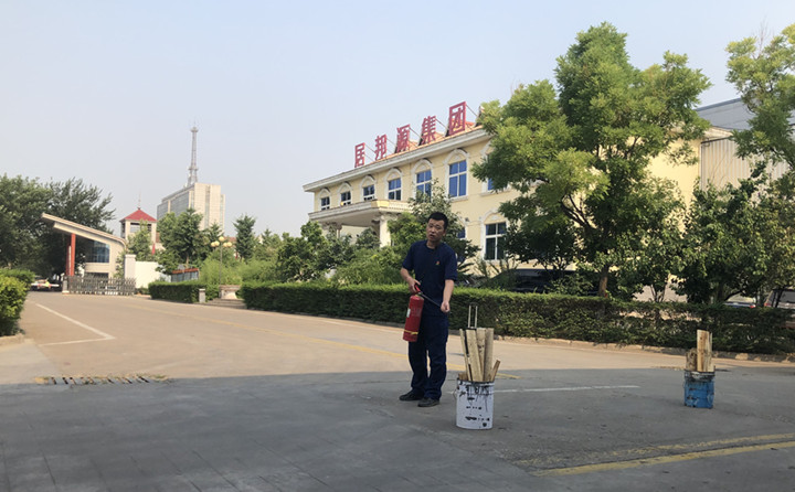 教官重點對消防法律法規、防火常識、逃生自救、滅火器的使用方法以及發生火災時如何報火警、如何撲救初期火災等消防常識進行了詳細的講解。 教官重點對消防法律法規、防火常識、逃生自救、滅火器的使用方法以及發生火災時如何報火警、如何撲救初期火災等消防常識進行了詳細的講解。