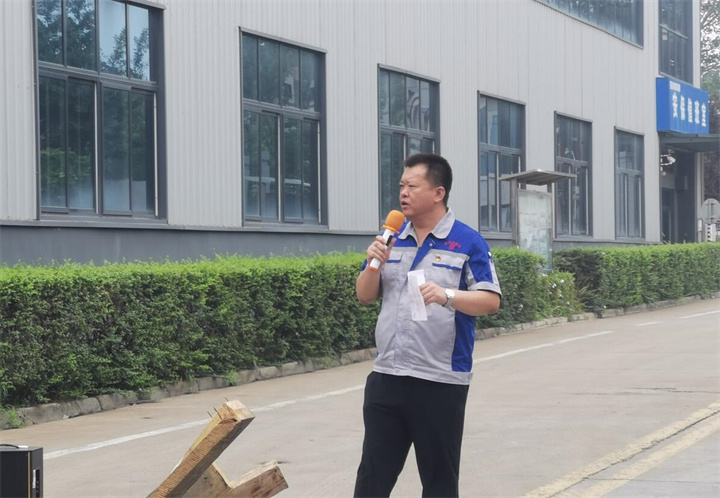 孫總表示安全無小事，安全只有現(xiàn)在，永遠沒有“下一次”。時刻牢記安全紅線，把安全放在心中、握在手上，及時消除各種隱患，杜絕違規(guī)操作。掌握安全知識和技能，是實現(xiàn)安全生產(chǎn)的前提，大家一定要牢記