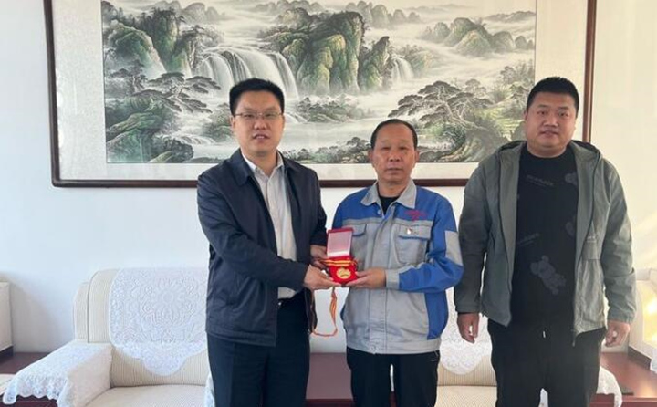 近日,山東居邦源集團(tuán)工會(huì)主席景奉全同志榮獲章丘區(qū)總工會(huì)授予的“職工信賴的娘家人”和“章丘區(qū)五一勞動(dòng)獎(jiǎng)?wù)隆睒s譽(yù)稱號(hào),10月11日下午,雙山街道總工會(huì)為景奉全同志頒發(fā)獲獎(jiǎng)證書和獎(jiǎng)牌。.jpg 近日,山東居邦源集團(tuán)工會(huì)主席景奉全同志榮獲章丘區(qū)總工會(huì)授予的“職工信賴的娘家人”和“章丘區(qū)五一勞動(dòng)獎(jiǎng)?wù)隆睒s譽(yù)稱號(hào),10月11日下午,雙山街道總工會(huì)為景奉全同志頒發(fā)獲獎(jiǎng)證書和獎(jiǎng)牌。.jpg