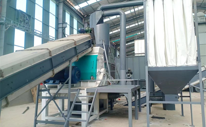 湖北木屑顆粒機(jī)生產(chǎn)線現(xiàn)場.jpg 湖北木屑顆粒機(jī)生產(chǎn)線現(xiàn)場.jpg