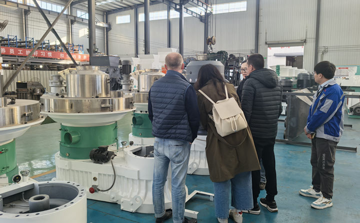 顆粒機(jī)生產(chǎn)線.jpg 顆粒機(jī)生產(chǎn)線.jpg